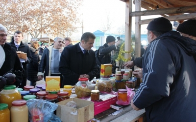 Новогоднюю ярмарку "украсили" флагами Партии регионов