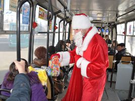 В Херсоне Дед Мороз ездит в троллейбусе