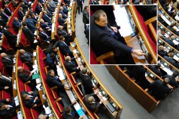 В парламенте продолжаются выступления "клавишника" Дмитрука