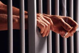 Азаров выпустит на свободу 1,5 тысячи заключенных