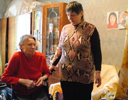 Одинокая херсонка получила инвалидную коляску от Игоря Семенчева