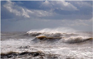 Двухметровые волны затопили пляжи на Азовском побережье