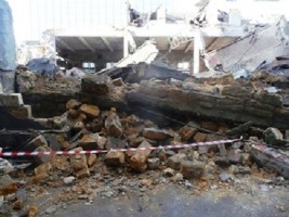 В Чаплынском районе стена брошенной АЗС придавила насмерть местного безработного