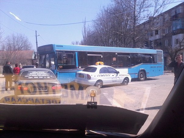В Цюрупинске не разминулись рейсовый автобус и машина такси