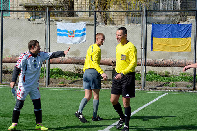 Николаевские депутаты обыграли в футбол своих херсонских коллег со счетом 4:2