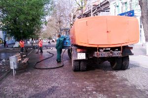 В Херсоне моют пешеходную улицу Суворова