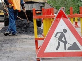 В Херсоне дороги ремонтируют всего 7 человек