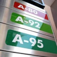 Воры из "Укравтодора" требуют от Азарова повысить стоимость бензина