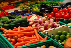 В Украине начали торговать подозрительными ранними овощами и ягодами