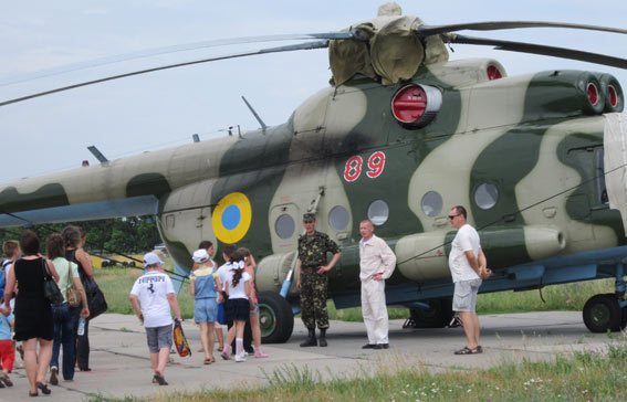 Херсонские школьники на несколько часов ощутили себя пилотами вертолетов