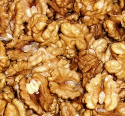 Херсонские таможенники перехватили 180 тонн незаконно экспортируемых очищеных орехов