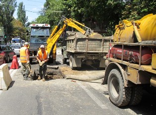 Работники горводоканала устраняют аварию в центре Херсона