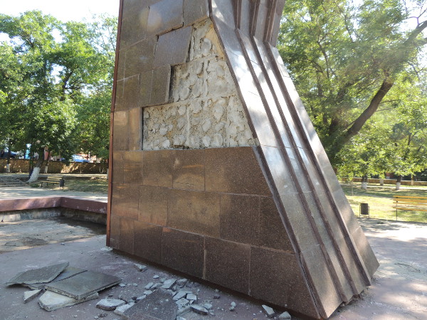 В Херсоне вандалы изувечили памятник "Искра". В КПУ уверены, что это сделали "свободовцы"