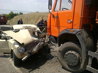 Возле Горностаевки спасатели извлекли из рабитой "легковушки" пострадавших в ДТП