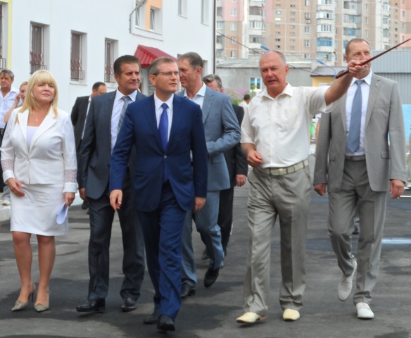 Вице-премьер Александр Вилкул вручил ключи от квартир 65 херсонским семьям