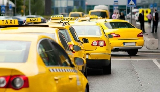 У Азарова планируют покрасить все такси в один цвет и установить на них таксометры