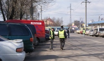 Азаров запретил создавать парковки на тротуарах и проезжей части