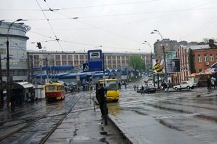 В Киеве иномарка с херсонскими номерами на несколько часов заблокировала трамвайные пути