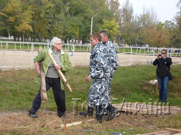 В Херсоне пенсионерки подрались с охранниками из-за парка