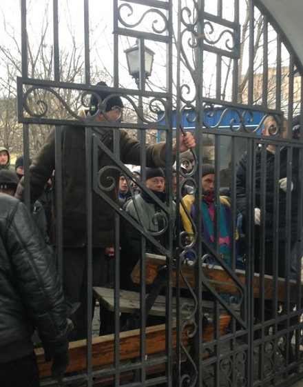 Янукович, руками "Беркута", разогнал Евромайдан