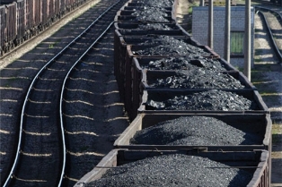 На железнодорожных перегонах воруют уголь даже во время движения поезда