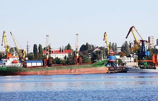 Новокаховский речпорт загрязняет берег Днепра, - экопрокуратура
