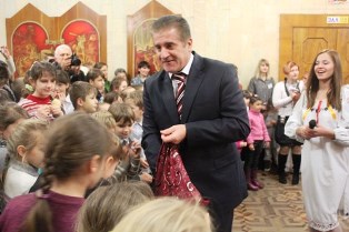 Костяк в День Св. Николая сходил в кукольный театр к детям