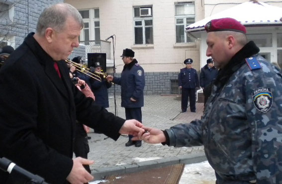Генерал Литвин поздравил херсонский "Беркут" с Днем милиции прямо в Киеве