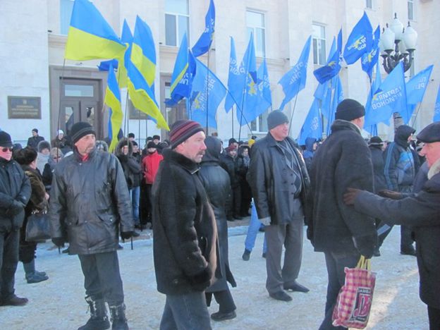 Депутаты Херсонского облсовета почтили память погибших в Киеве евромайдановцев (дополнено)