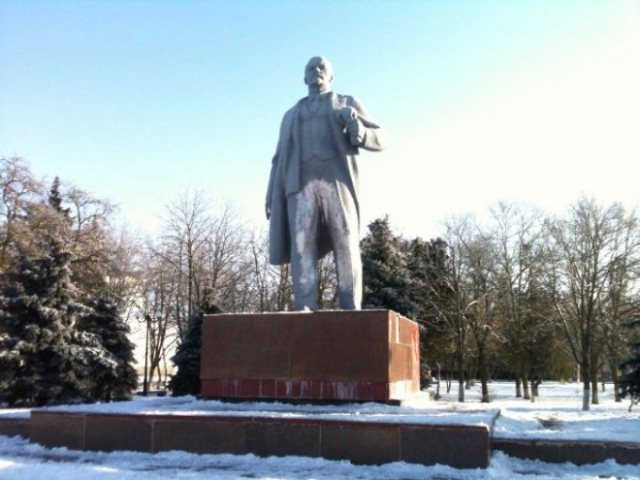 В Цюрупинске неизвестные облили краской причинное место памятнику Ленину