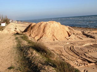 На Арабатской стрелке продолжают разворовывать песок