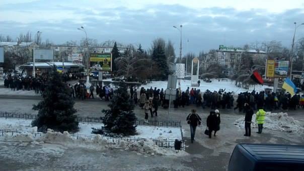 Перед Херсонской ОГА мирное противостояние (дополнено)