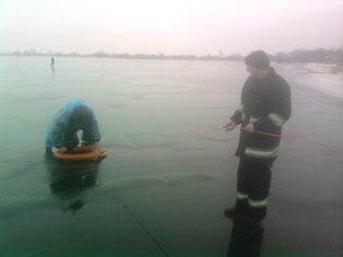 В Голопристанском районе спасли рыбака, провалившегося под лед