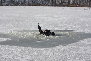 На Каховском водохранилище возле Нововоронцовки пропал провалившийся под лед рыбак
