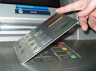 У херсонцев массово исчезают деньги с банковских карточек