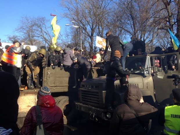 В Интернете появилось видео штурма милицейской баррикады возле столичного Дома офицеров
