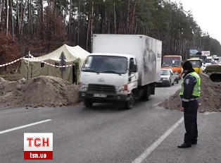 ГАИ перекрыла основные въезды в Киев грузовиками с песком