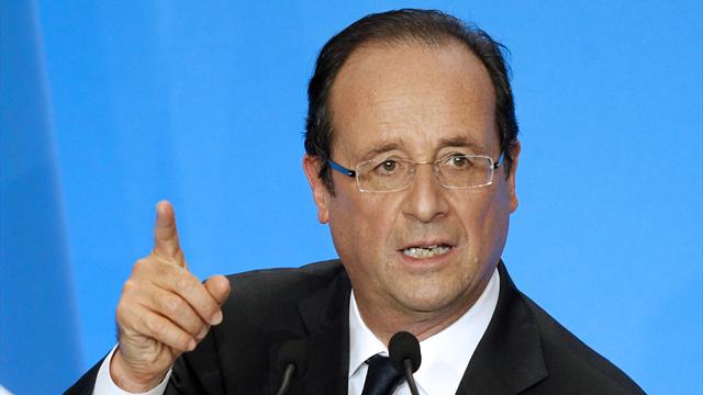 Президент Франции поддержал персональные санкции против украинских чиновников