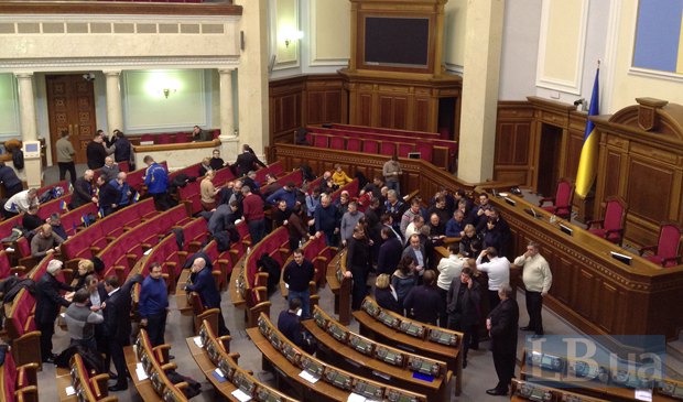 Рада проголосовала за прекращение огня и обязала Януковича вывести войска из Киева