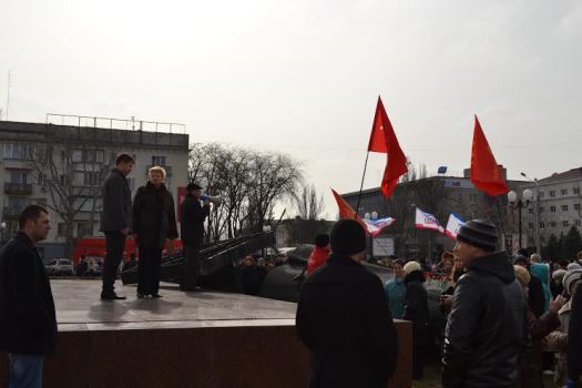 Херсонские коммунисты охраняют поваленного Ленина от "бандеровцев"