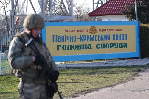 Херсонский аэропорт от российского спецназа охранаяют... 4 самообронца
