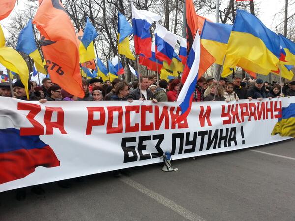 В Москве тысячи россиян протестуют против ввода войск в Украину