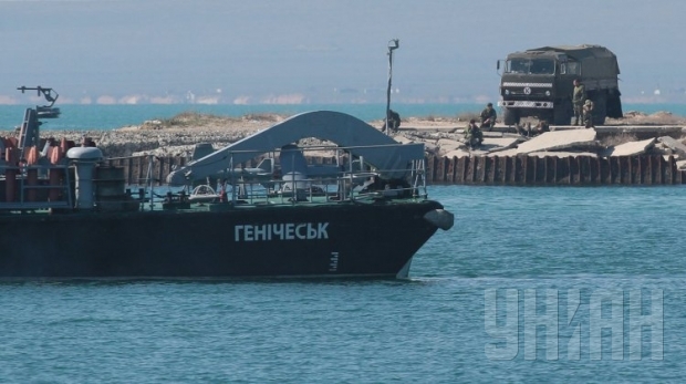 Экипаж "Геническа" военные РФ били ногами, а "Черкассам" угрожают вооруженным штурмом