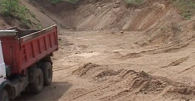 В Голопристанском районе орудуют песчанные браконьеры на КАМАЗах с крымскими номерами