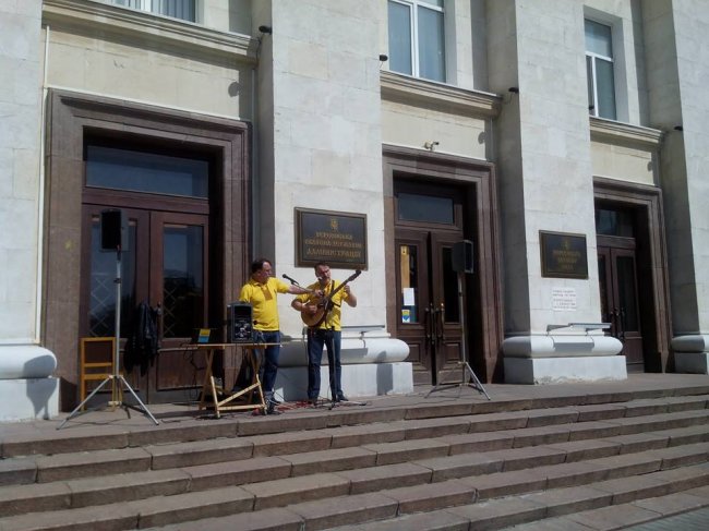 Вчера на херсонском Евромайдане выступили братья Капрановы