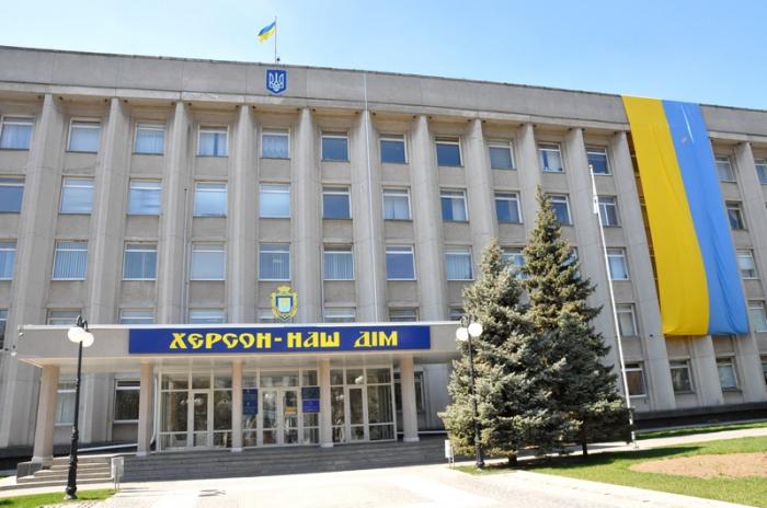 На Херсонской мэрии вывесили самый большой в Украине государственный флаг