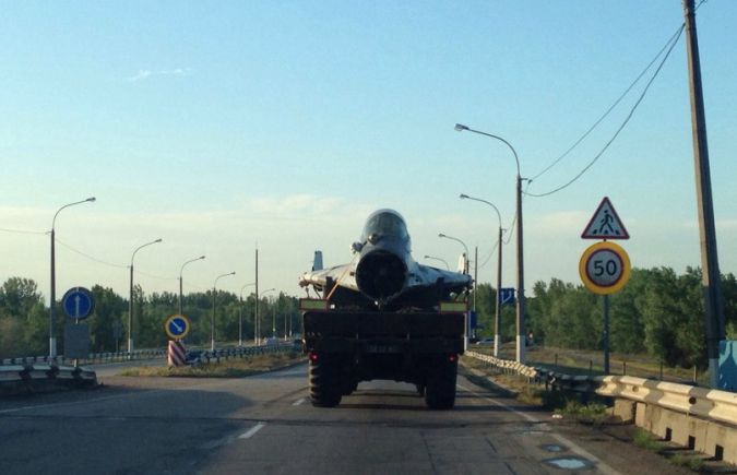 Через Антоновский мост провезли подбитый украинский истребитель?