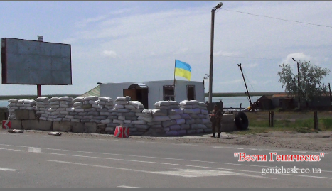 В Геническе местные журналисты снабдили украинских военных национальным флагом