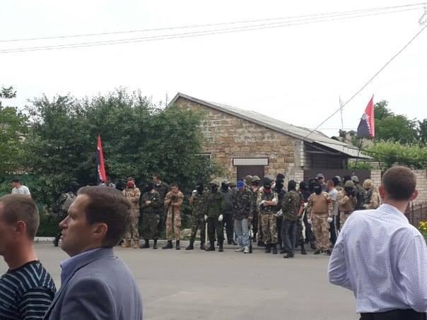 Милиция увидела возле офиса Гирина только "подозрительных граждан"