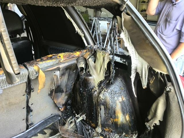 В Каховке неизвестные сожгли автомобиль депутата